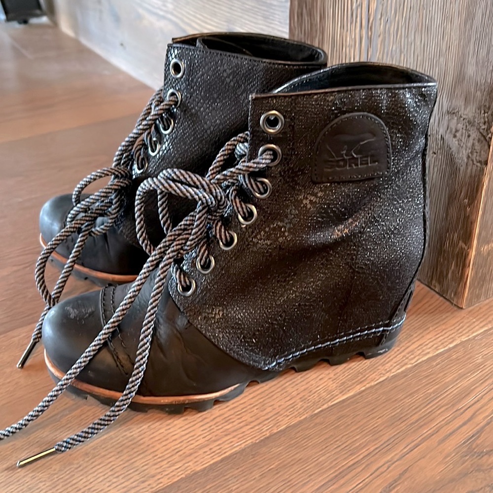 BRAND NEW SORELS